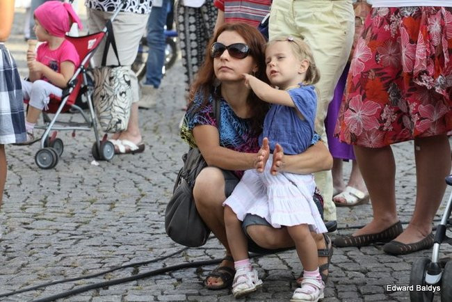 Zabrakło ławek dla widzów  (zdjęcia)