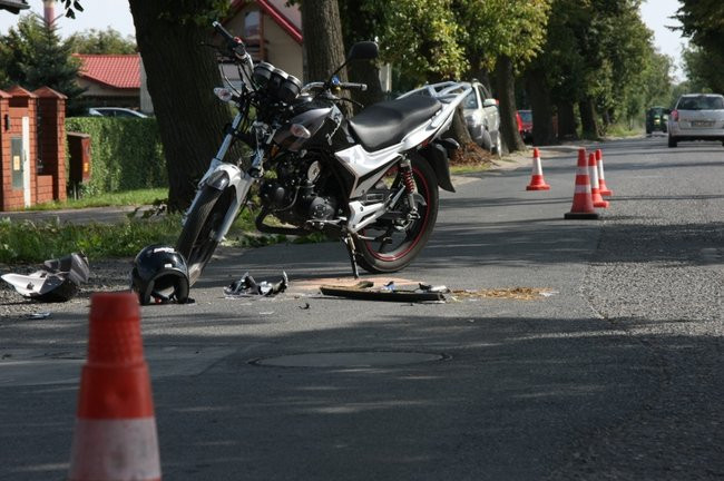 14-latek uderzył w mercedesa (zdjęcia)