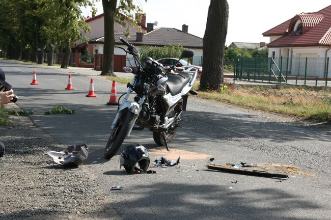 14-latek uderzył w mercedesa (zdjęcia)