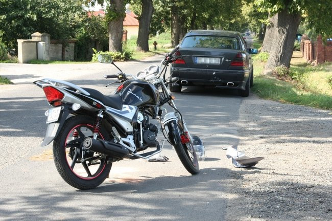 14-latek uderzył w mercedesa (zdjęcia)