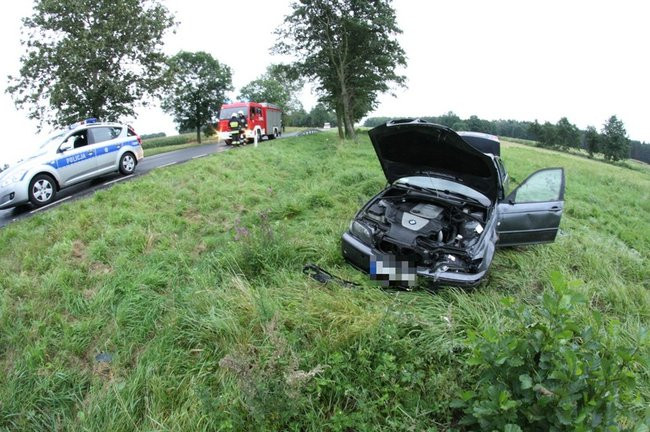 Rozbite bmw, kierowca w szpitalu (zdjęcia)