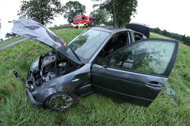 Rozbite bmw, kierowca w szpitalu (zdjęcia)