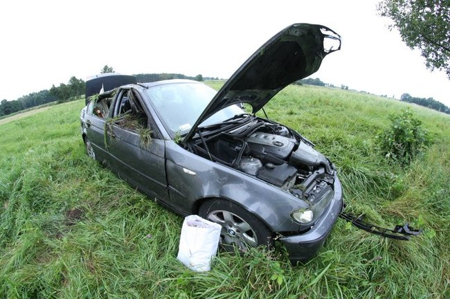 Rozbite bmw, kierowca w szpitalu (zdjęcia)