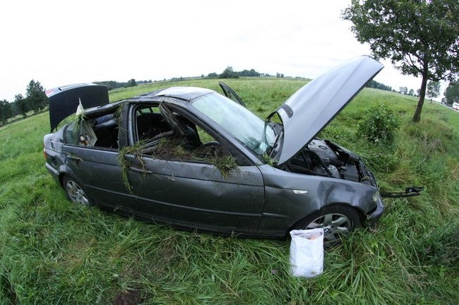 Rozbite bmw, kierowca w szpitalu (zdjęcia)