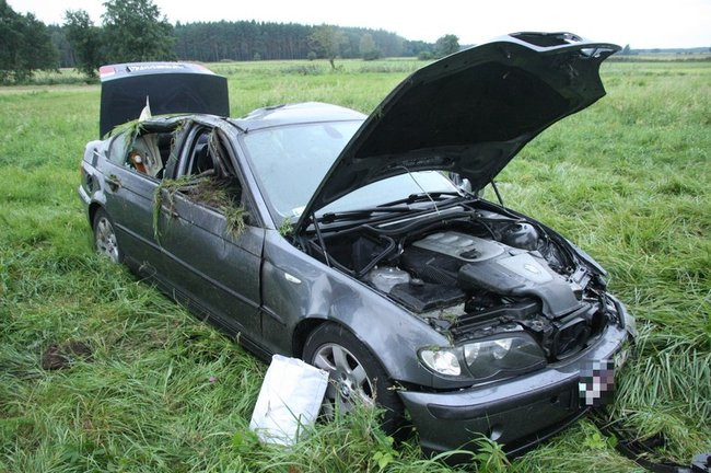 Rozbite bmw, kierowca w szpitalu (zdjęcia)