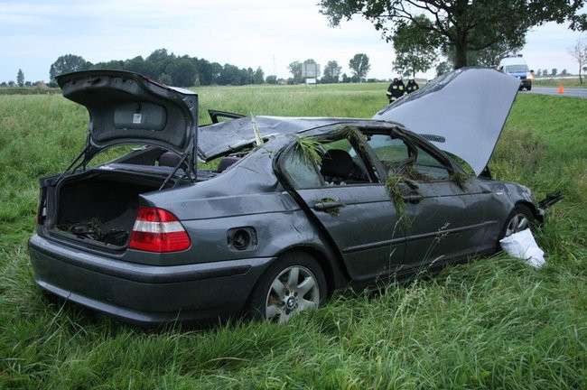 Rozbite bmw, kierowca w szpitalu (zdjęcia)