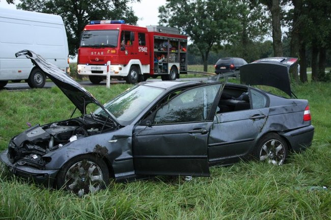 Rozbite bmw, kierowca w szpitalu (zdjęcia)
