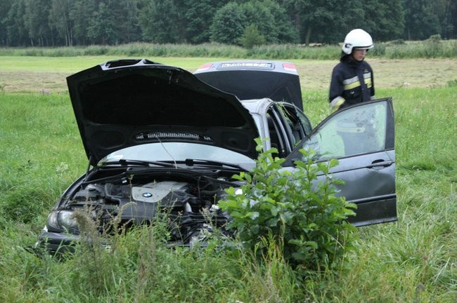 Rozbite bmw, kierowca w szpitalu (zdjęcia)