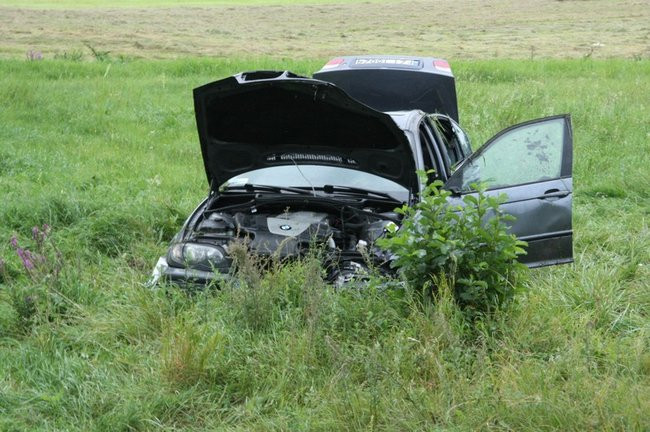 Rozbite bmw, kierowca w szpitalu (zdjęcia)