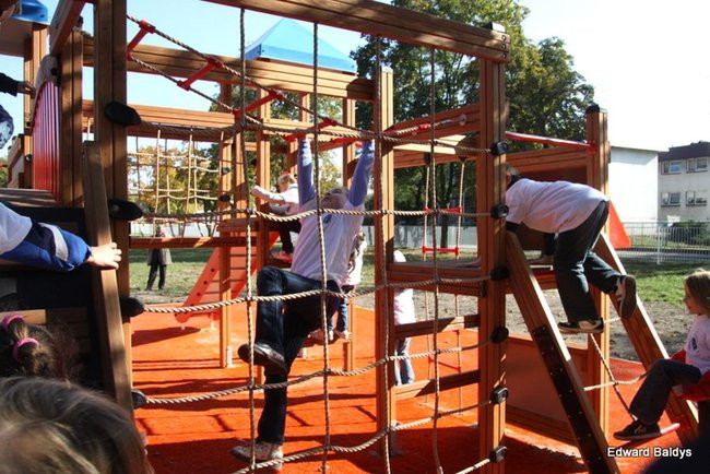 Jest plac zabaw, za rok będą boiska (zdjęcia)