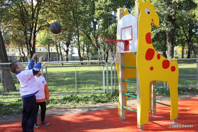 Jest plac zabaw, za rok będą boiska (zdjęcia)