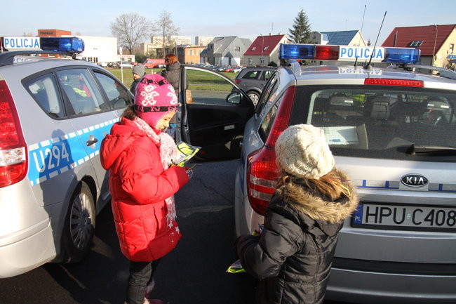 Przed stadionem rozdawali odblaski (zdjęcia)