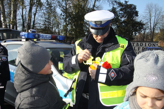 Przed stadionem rozdawali odblaski (zdjęcia)