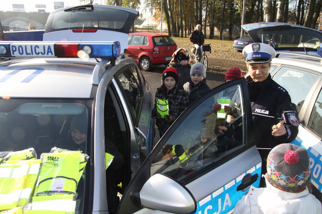 Przed stadionem rozdawali odblaski (zdjęcia)