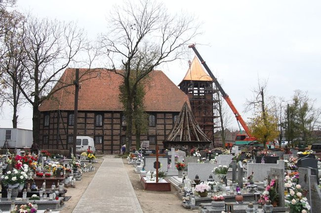 Wieża już stoi, niebawem zabiją dzwony (zdjęcia)