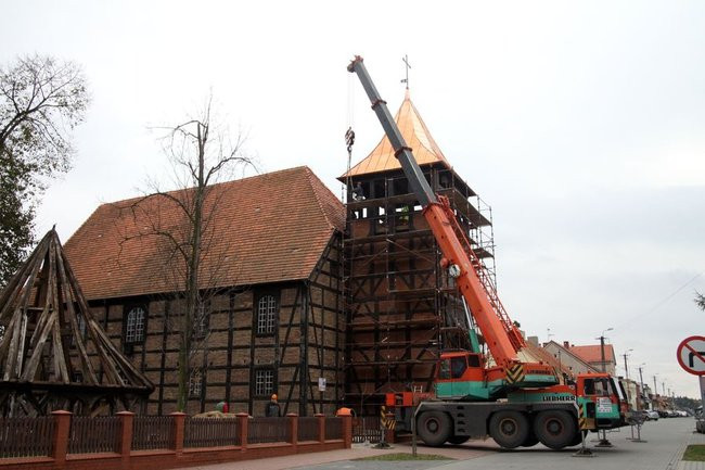Wieża już stoi, niebawem zabiją dzwony (zdjęcia)