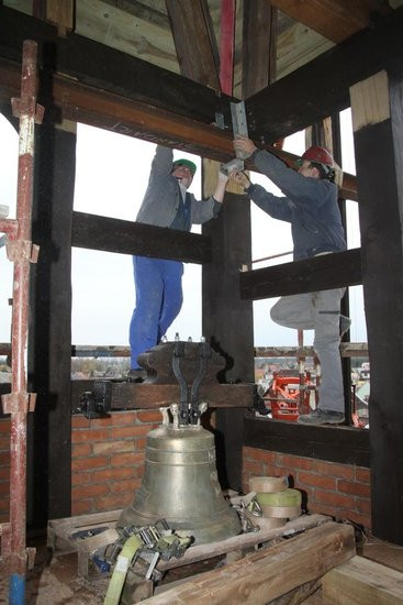 Wieża już stoi, niebawem zabiją dzwony (zdjęcia)