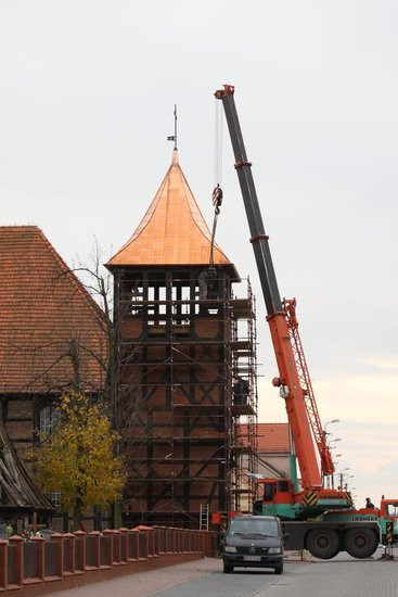 Wieża już stoi, niebawem zabiją dzwony (zdjęcia)