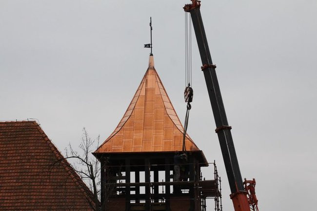 Wieża już stoi, niebawem zabiją dzwony (zdjęcia)