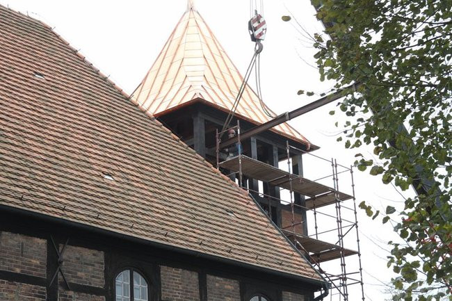 Wieża już stoi, niebawem zabiją dzwony (zdjęcia)
