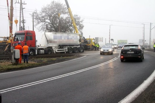 Pijany kierowca wywrócił cysternę (zdjęcia)