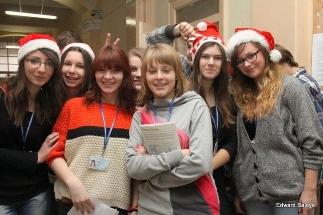 Mikołajki  w III LO  w Lesznie (dużo zdjęć)