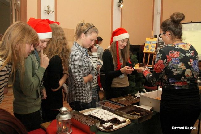 Mikołajki  w III LO  w Lesznie (dużo zdjęć)