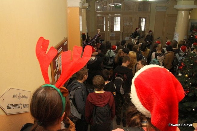 Mikołajki  w III LO  w Lesznie (dużo zdjęć)