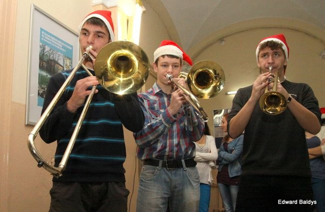 Mikołajki  w III LO  w Lesznie (dużo zdjęć)