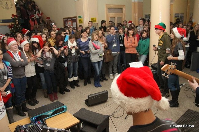 Mikołajki  w III LO  w Lesznie (dużo zdjęć)