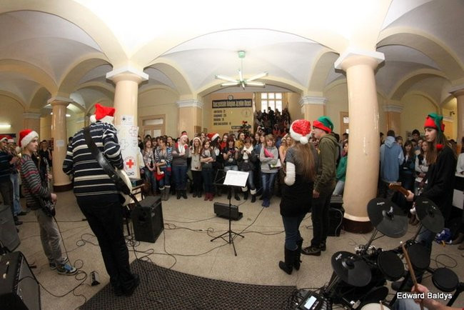 Mikołajki  w III LO  w Lesznie (dużo zdjęć)