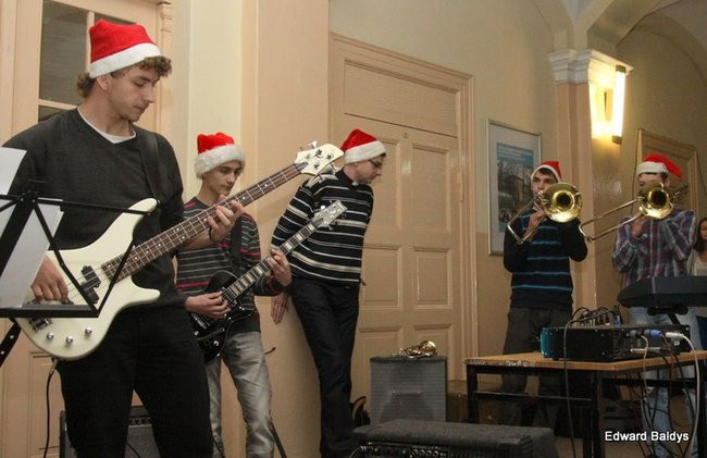 Mikołajki  w III LO  w Lesznie (dużo zdjęć)