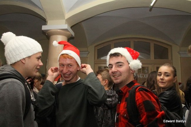 Mikołajki  w III LO  w Lesznie (dużo zdjęć)