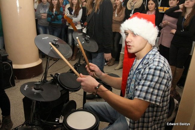 Mikołajki  w III LO  w Lesznie (dużo zdjęć)