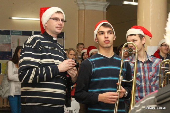 Mikołajki  w III LO  w Lesznie (dużo zdjęć)