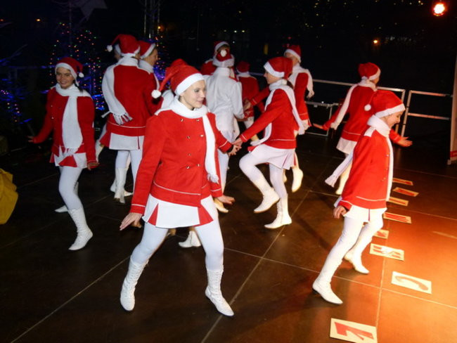 Koncert Świąteczny na rynku w Lesznie (zdjęcia)