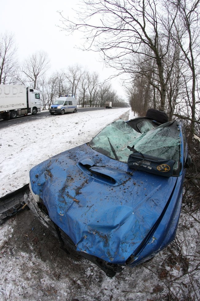 Subaru przeleciało nad ścieżką dla rowerów (zdjęcia)