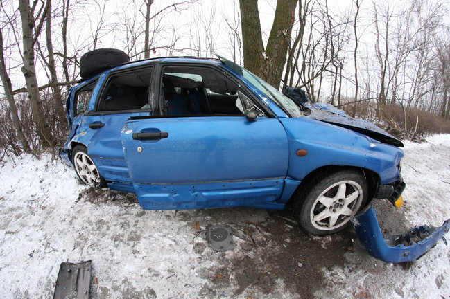 Subaru przeleciało nad ścieżką dla rowerów (zdjęcia)