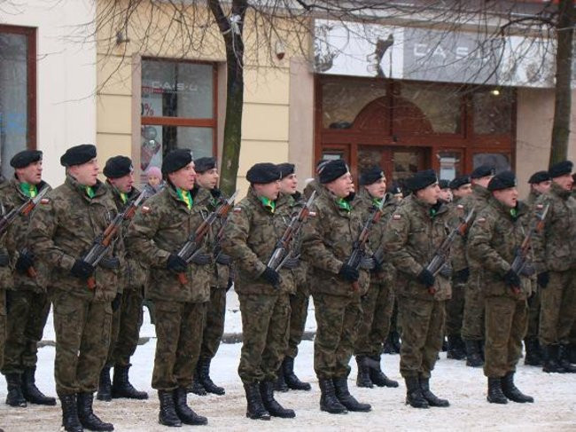 Wojskowa parada na rynku (zdjęcia)