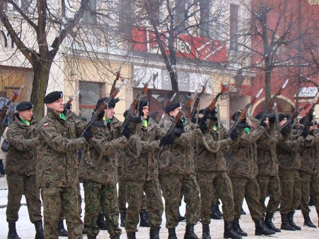 Wojskowa parada na rynku (zdjęcia)