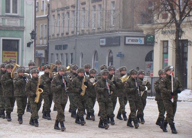 Wojskowa parada na rynku (zdjęcia)