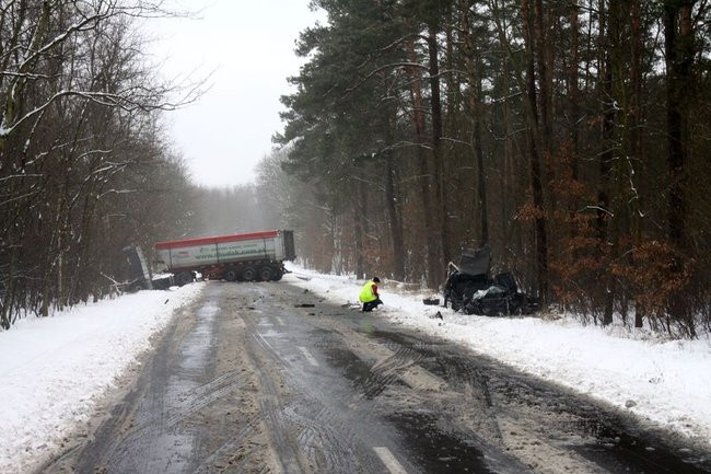 Czołówka między Krzyżowcem a Jezierzycami (zdjęcia)