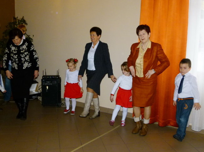 Wspólne tańce seniorów i przedszkolaków (zdjęcia)