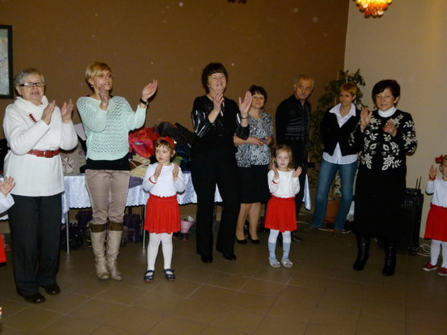 Wspólne tańce seniorów i przedszkolaków (zdjęcia)