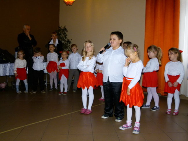 Wspólne tańce seniorów i przedszkolaków (zdjęcia)