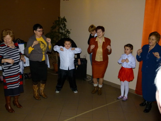Wspólne tańce seniorów i przedszkolaków (zdjęcia)