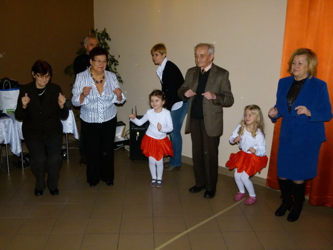 Wspólne tańce seniorów i przedszkolaków (zdjęcia)