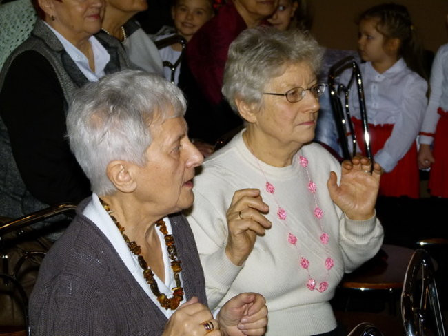 Wspólne tańce seniorów i przedszkolaków (zdjęcia)