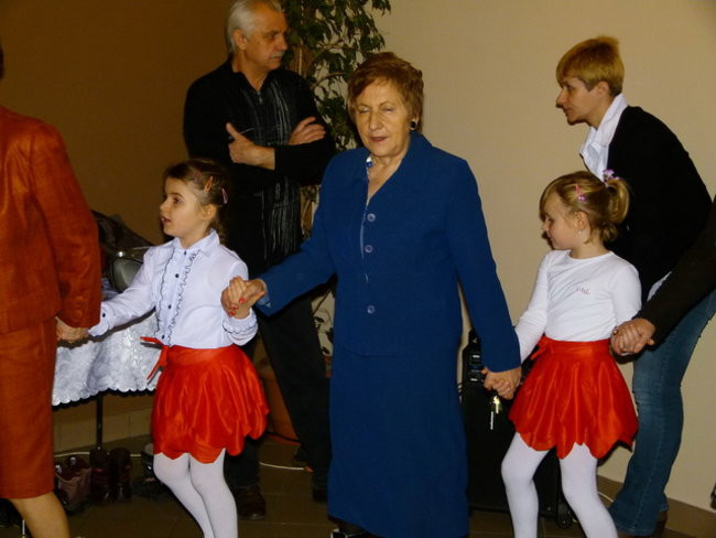 Wspólne tańce seniorów i przedszkolaków (zdjęcia)