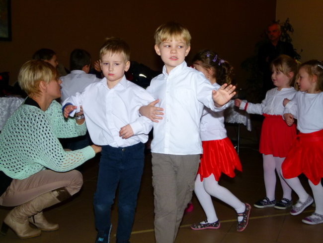 Wspólne tańce seniorów i przedszkolaków (zdjęcia)